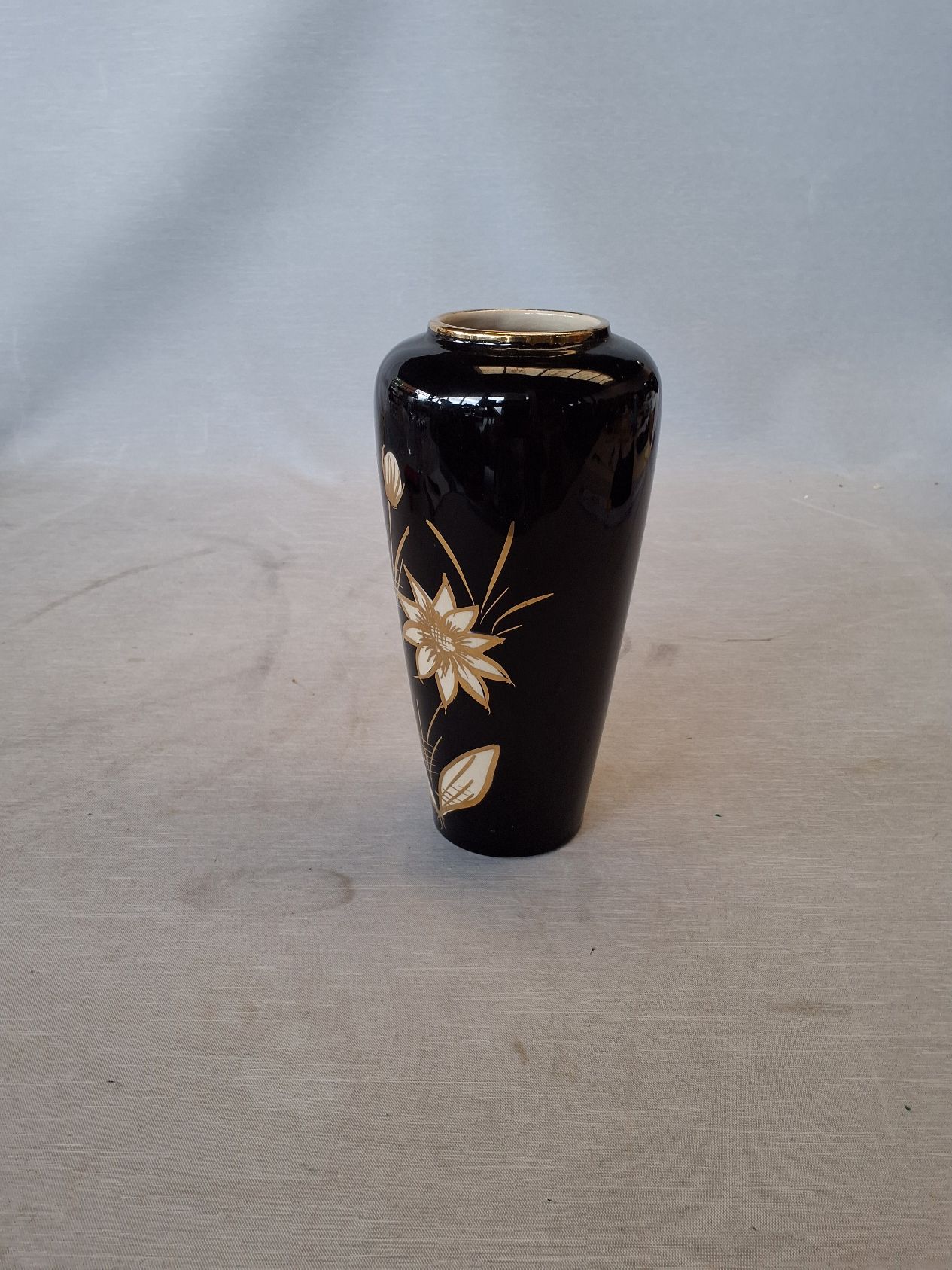 Sort Vase med guldblomster